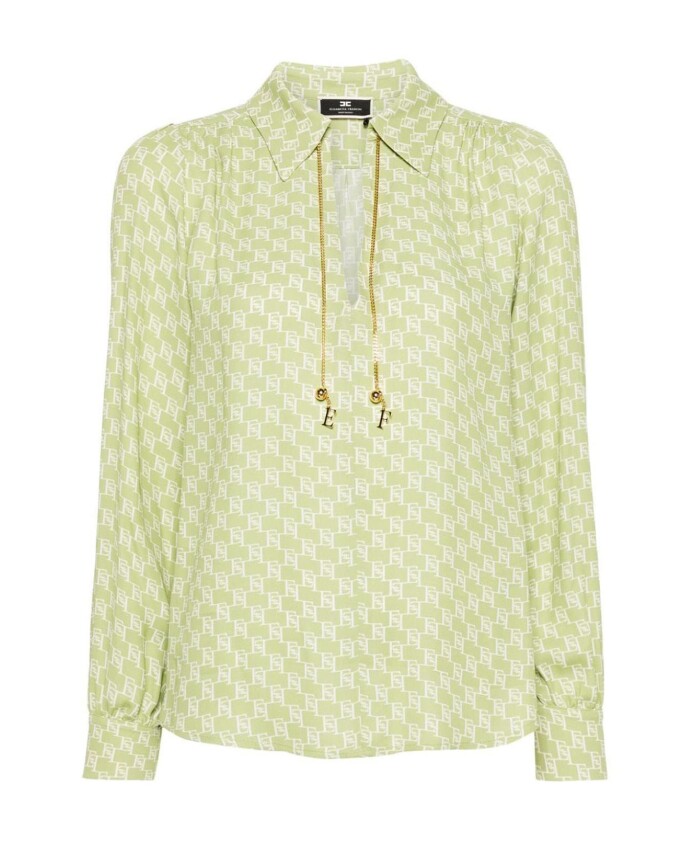chemisier-vert-a-imprime-monogramme-et-detail-de-chaine