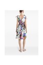 robe-blanche-sans-manches-avec-col-en-v