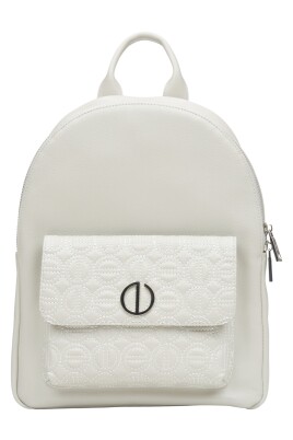 sac-a-dos-en-cuir-gris-clair-avec-details-argentes