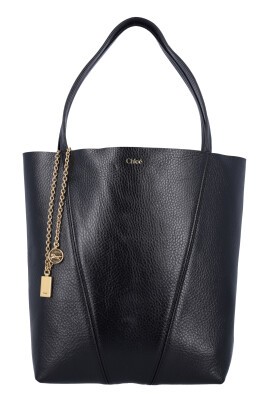 sac-a-main-noir-avec-chaine-suspendue