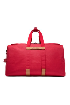 sac-de-week-end-rouge-avec-de-nombreuses-fonctionnalites