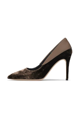 Pumps i sammet och lack