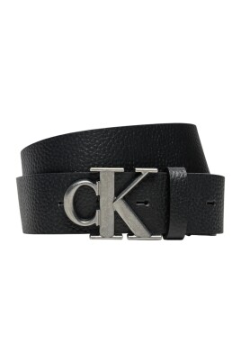 classic-leather-belt-with-buckle-fastening