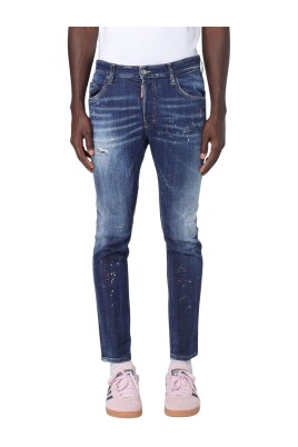 jean-denim-dechire-avec-eclaboussures-de-peinture