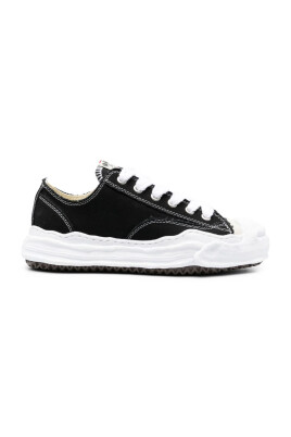 black-low-top-sneaker