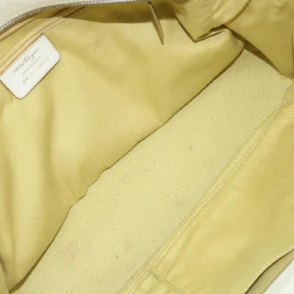 Salvatore Ferragamo Pre-owned Leather shoulder-bags Beige Dames