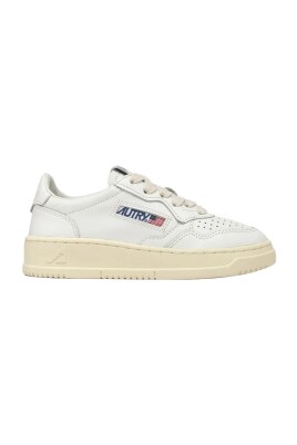 baskets-en-cuir-blanc-avec-etiquette-brode