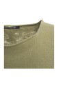 pull-en-tricot-vert-a-col-rond