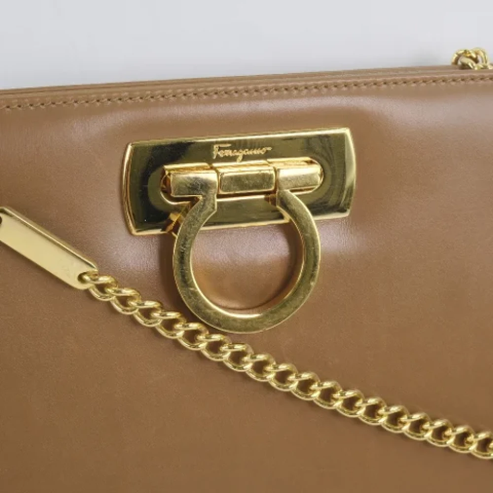 Salvatore Ferragamo Pre-owned Leather shoulder-bags Brown Dames