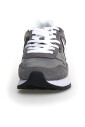 sneakers-grises-avec-inserts-en-daim