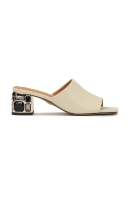 Eleganta flip-flops på en klack dekorerad med stenar