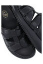 zwarte-leren-sandalen-met-verhoogde-zool