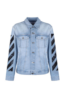 veste-en-jean-bleu-avec-fleche-diagonale