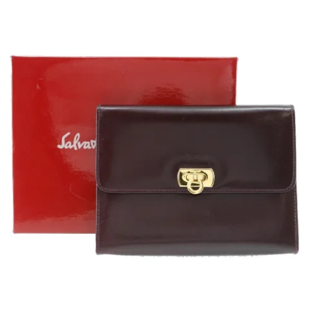 Salvatore Ferragamo Pre-owned Leather clutches Red Dames