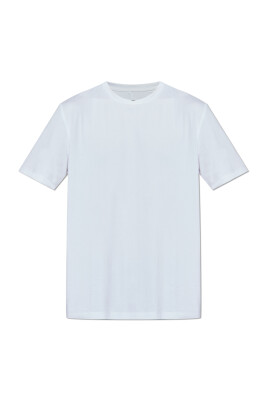 t-shirt-med-en-rund-hals
