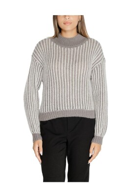 pull-gris-en-tricot-cotele