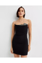mini-robe-noire-avec-detail-en-diamant