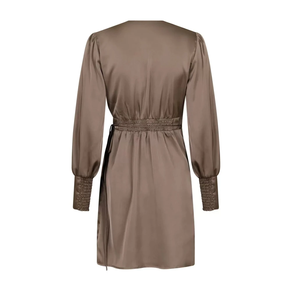NEO NOIR Satijnen Wikkeljurk met Pofmouwen Beige Dames