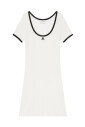 robe-a-encolure-degagee-et-logo-brode