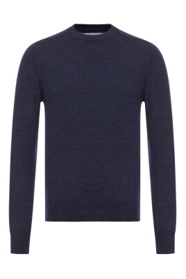 pull-a-col-rond-dans-un-style-tendance