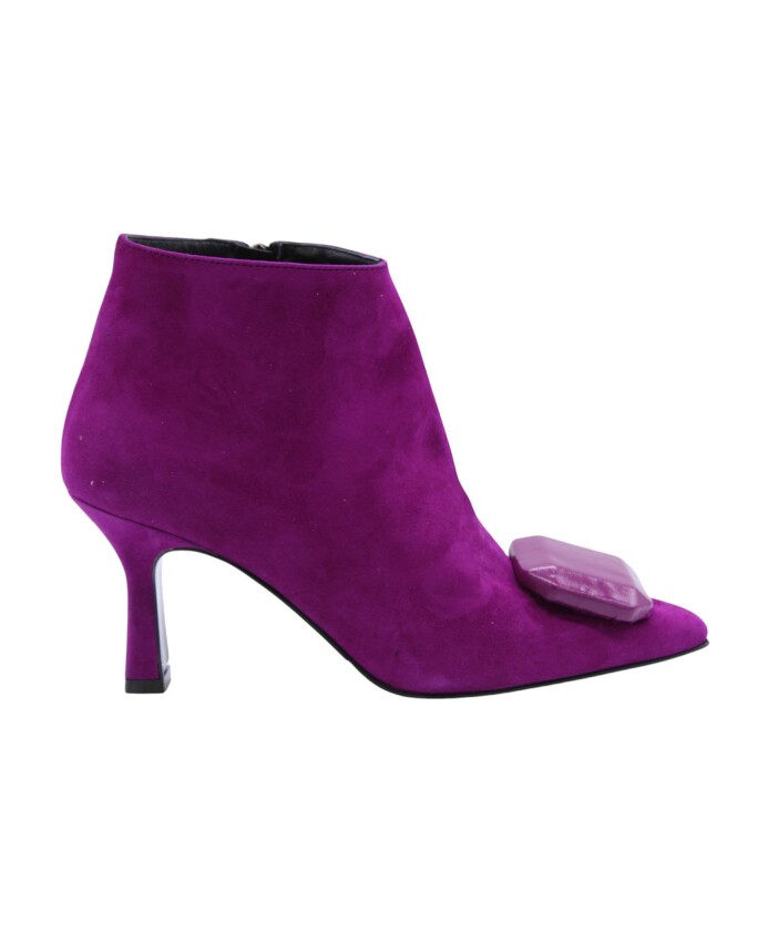 chic-heeled-boots-for-women