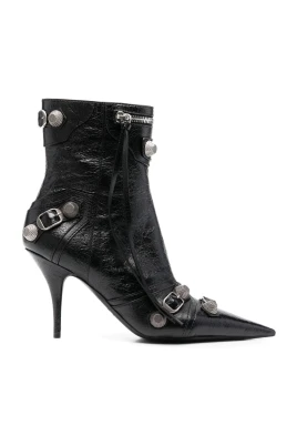 Svarta ankelboots med nitar