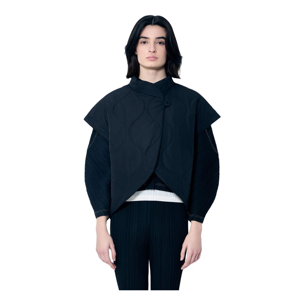 Issey Miyake Gewatteerde Vest met Opstaande Kraag Black Dames