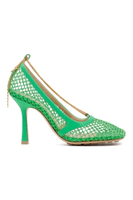 Gröna pumps med kedjedetaljer