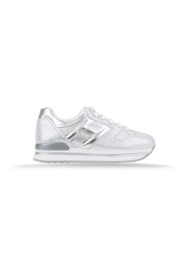 baskets-en-cuir-brillant-a-lacets