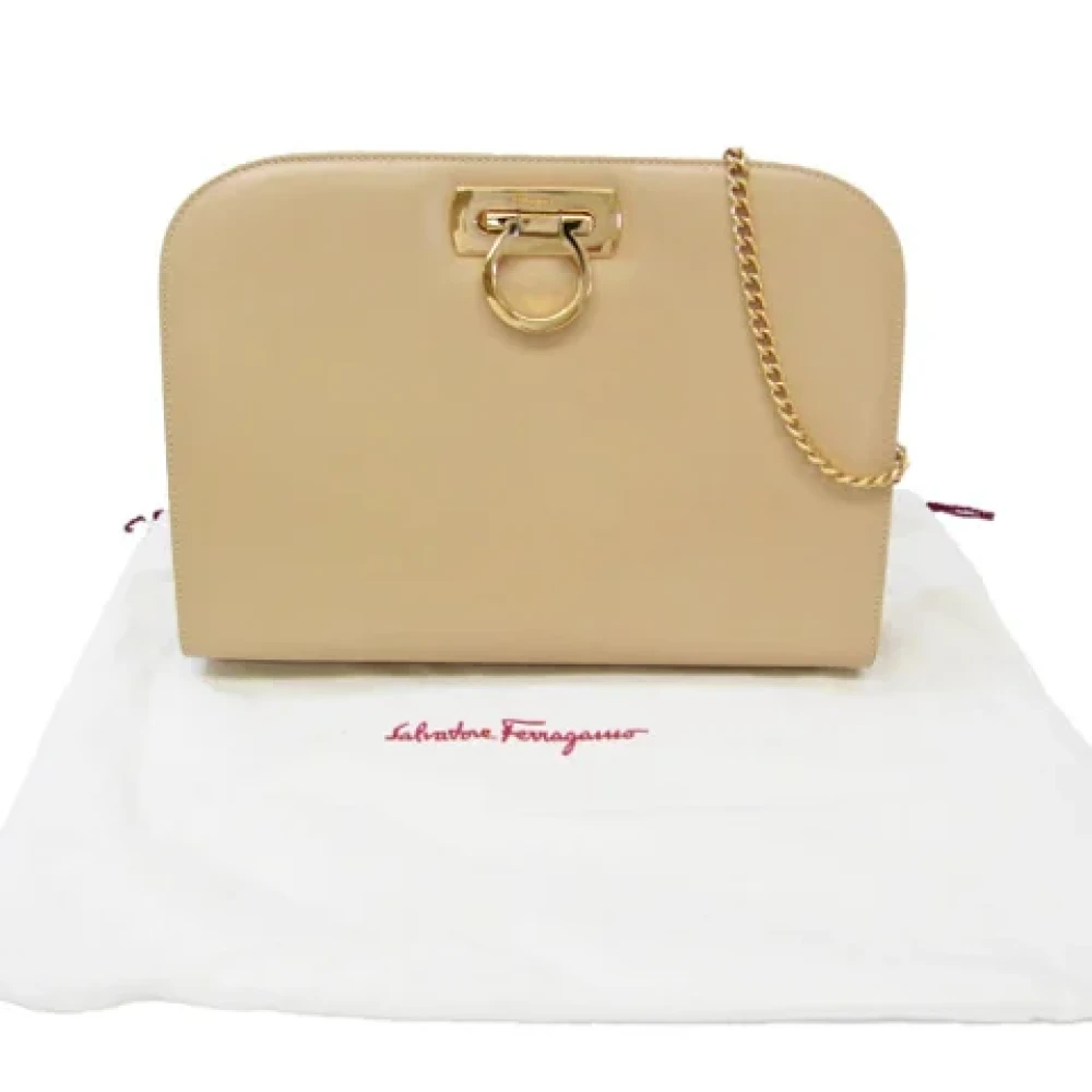 Salvatore Ferragamo Pre-owned Leather shoppers Beige Dames