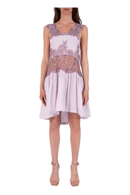 boho-chic-kort-linneklanning-med-spetsbroderi-och-oppen-rygg