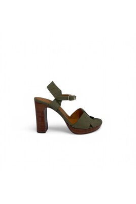 grona-sandaler-med-traklack