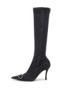 bottes-noires-avec-ovale-en-metal-d
