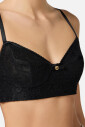 haut-noir-au-design-elegant
