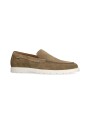 taupe-suede-loafers-met-witte-zool