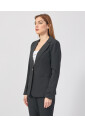 veste-noire-en-tissu-technique