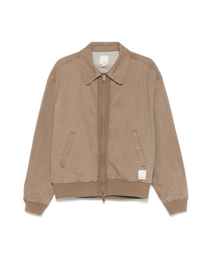veste-marron-avec-fermeture-eclair-et-ecusson