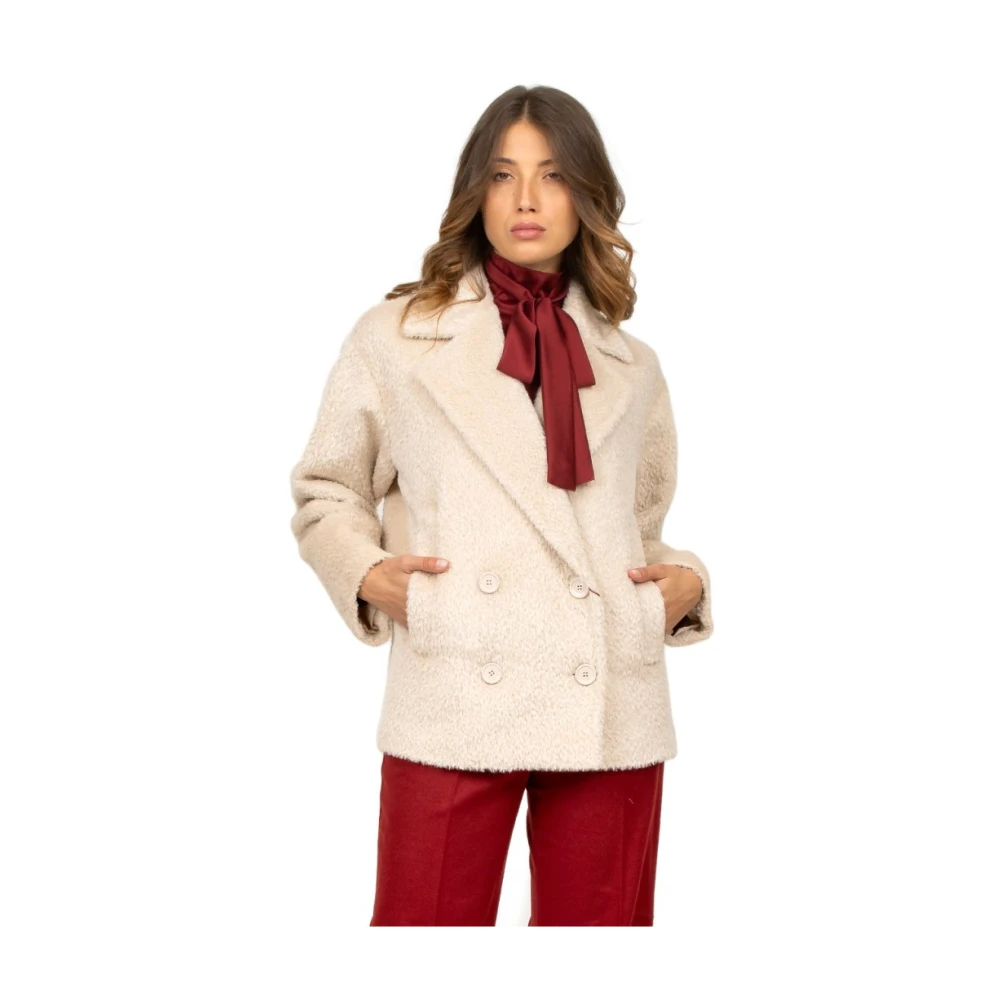 Max Mara Studio Alpaca Dubbelbreasted Jas in Albino White Dames