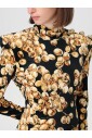 elegante-mini-robe-avec-epaulettes-rembourrees