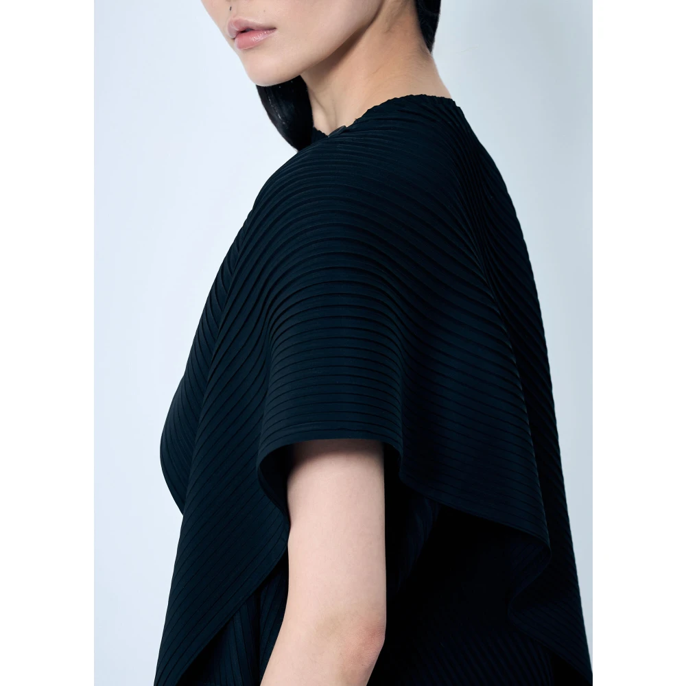 Issey Miyake Geplooide effen top met gedrapeerd paneel Black Dames