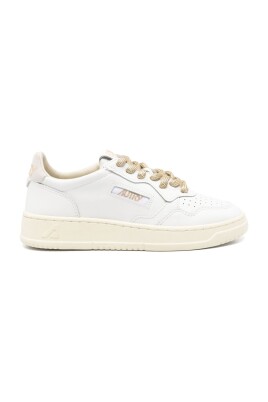 baskets-blanches-avec-bout-perfore