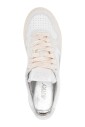 sneakers-blanches-avec-design-perfore