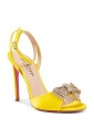 talons-en-satin-avec-en-cristal-jaune