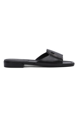 sandales-en-cuir-noir-elevent-le-style