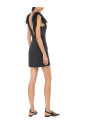 robe-a-col-en-v-ornee-de-plumes