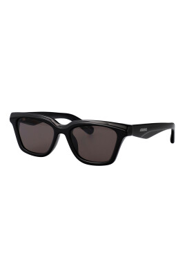 lunettes-de-soleil-carrees-pour-un-look-elegant
