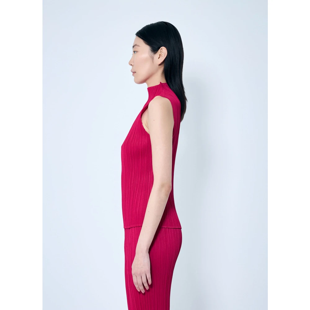 Issey Miyake Geplooide High-Neck Top Red Dames