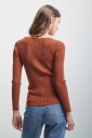 pull-en-maille-torsadee-a-devant-croise