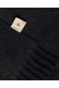 echarpe-noire-avec-logo-a-franges-melange-de-laine