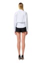 chemise-a-rayures-blanches-avec-broche